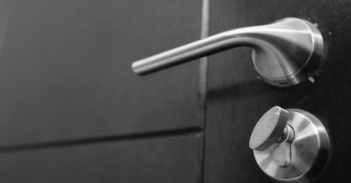 locksmith service technician — Long Island city Locksmith & Doors
